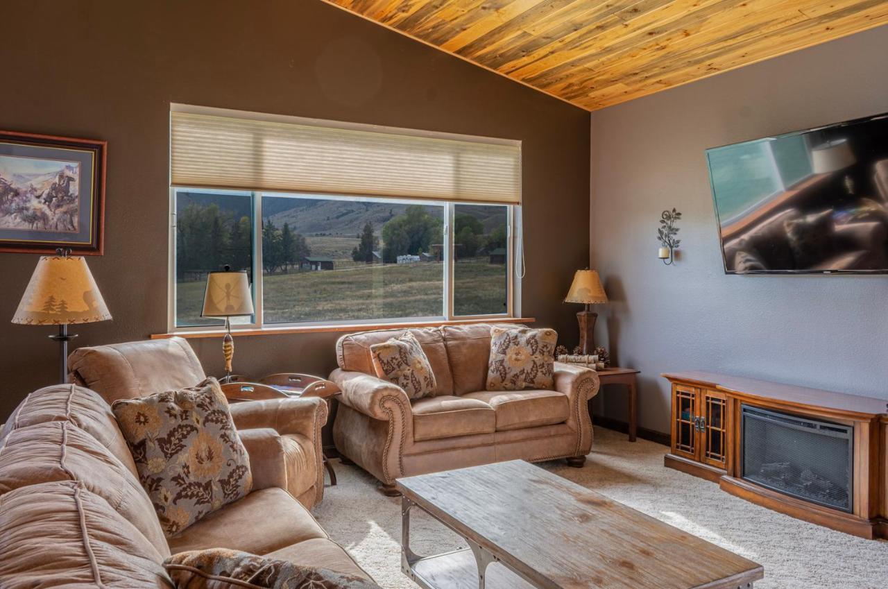 Bison Lodge - Lg Home - 2 Bedrooms - Less Than 5 Miles To Yellowstone North Entrance, Sleeps Up To 8 Gardiner Exterior foto